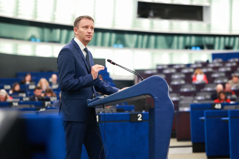 Siegfried Mureșan, premierul desemnat de Nicușor Dan! A acceptat nominalizarea printr-un mesaj publicat pe Facebook Siegfried Mureșan vorbește la microfon în Parlamentul European.