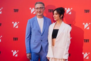 „Nadia” vine acasă: Avanpremieră exclusivă a documentarului lui Tudor Giurgiu, duminică, la Cinema Capitol Onești 2 Doi oameni la TIFF Bacau 2023, pe fundal roșu cu logo-ul TIFF.