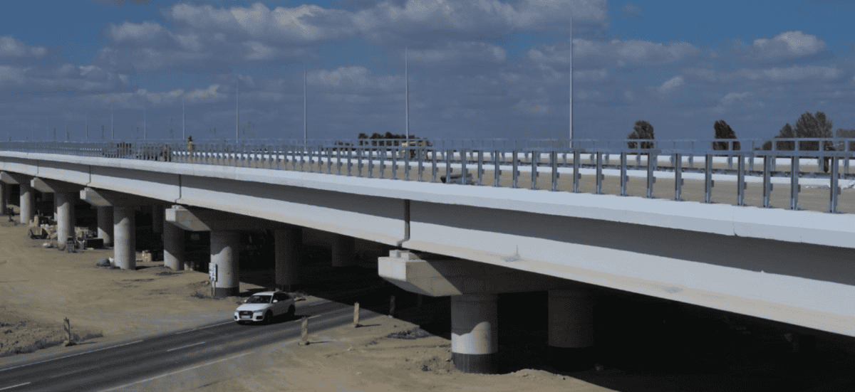 Pasaj rutier peste calea ferată în Bacău, autostrada A7.