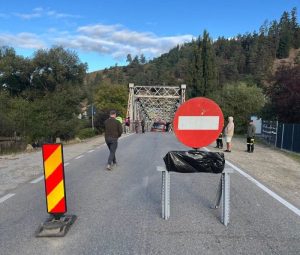 Măsuri stabilite de Comitetul Județean pentru Situații de Urgență Bacău în cazul podului de la Ciobănuș, de pe DN 12A 2 Pod blocat cu semne de restricție și barieră de siguranță.