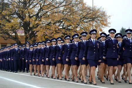 Îmbracă uniforma de polițist! I.P.J. Bacău a dat startul înscrierilor pentru viitorii agenți Tineri polițiști în uniformă, în paradă, în Bacău, în timpul unui eveniment oficial.