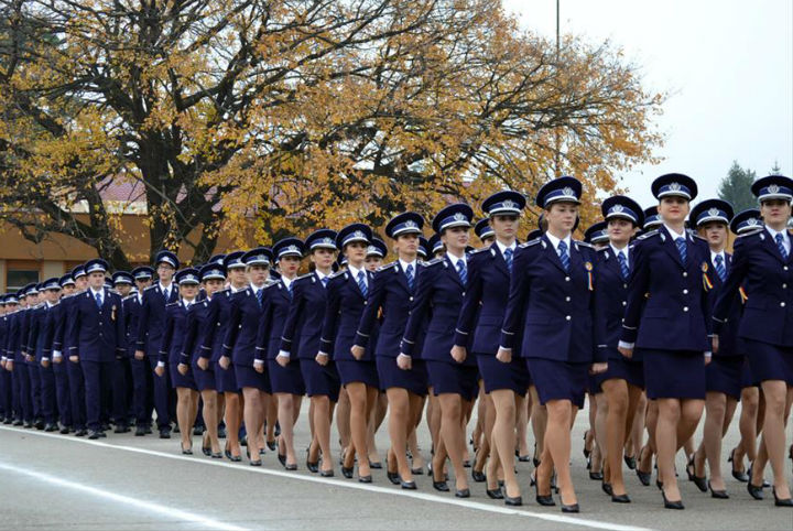 Îmbracă uniforma de polițist! I.P.J. Bacău a dat startul înscrierilor pentru viitorii agenți Tineri polițiști în uniformă, în paradă, în Bacău, în timpul unui eveniment oficial.