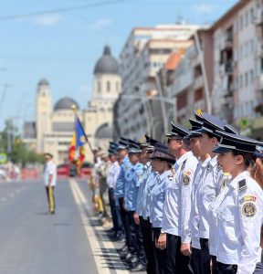 Îmbracă uniforma de polițist! I.P.J. Bacău a dat startul înscrierilor pentru viitorii agenți 1 Recruți poliție în uniformă, aliniere în Bacau, eveniment oficial.