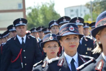 Candidați pentru admitere la Școala Boldești, în uniformă de pompieri.