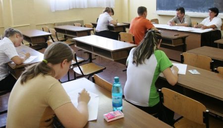 Elevi în sală de clasă în timpul simulării examenelor naționale.