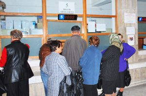 Bilete de tratament pentru pensionarii din Bacău: vezi ce locuri au rămas libere fără cerere prealabilă 1 Pensionari în așteptare la ghișeul de bilete din Bacău.