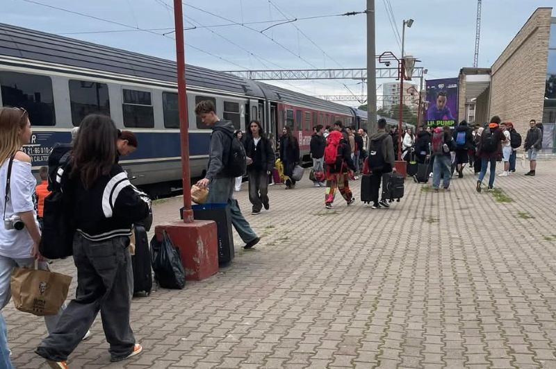 Modificări pe calea ferată: Călătorii de pe ruta Iași- Brașov, transportați cu autobuze între Ghimeș și Lunca de Sus Călători așteaptă trenul pe peronul gării Bacau.