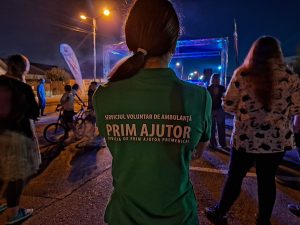 Voluntar SAJ Bacau în acțiune la eveniment nocturn.