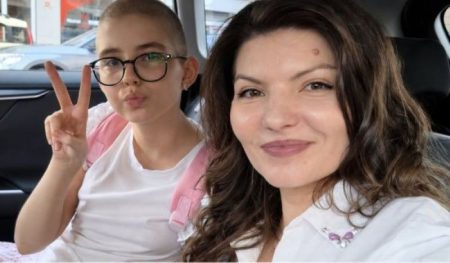 Diagnosticată cu leucemie în România, o fetiță de 11 ani din Bacău a fost salvată de medicii din Italia Diagnosticată cu leucemie în România, o fetiță de 11 ani din Bacău a fost salvată de medicii din Italia