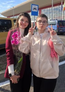Diagnosticată cu leucemie în România, o fetiță de 11 ani din Bacău a fost salvată de medicii din Italia 3 Diagnosticată cu leucemie în România, o fetiță de 11 ani din Bacău a fost salvată de medicii din Italia