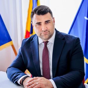 Judecător sau inginer în administrație privesc spre viitor în prefectură.