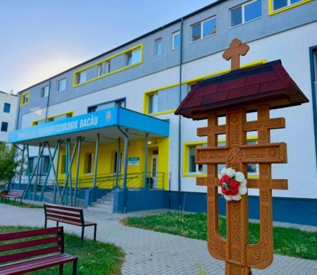 Clădire modernă a Secției de Paliație din Bacău cu elemente decorative tradiționale.