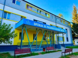 Clădire modernă a Spitalului de Pneumoftiziologie Bacău cu intrare principală.
