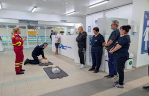 Lecție de salvare la Bazinul de Înot din Bacău: demonstrație practică pentru utilizarea defibrilatoarelor automate 1 830256573 1124847356896913 786077193075386127 n