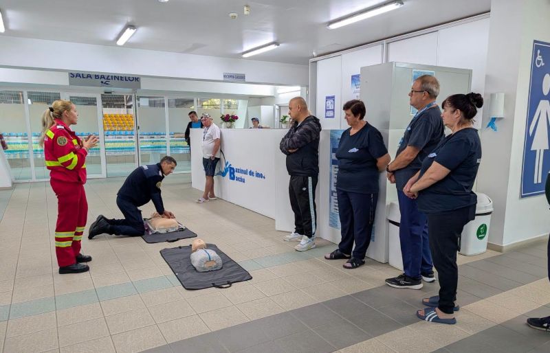 Lecție de salvare la Bazinul de Înot din Bacău: demonstrație practică pentru utilizarea defibrilatoarelor automate 830256573 1124847356896913 786077193075386127 n