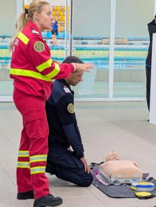 Lecție de salvare la Bazinul de Înot din Bacău: demonstrație practică pentru utilizarea defibrilatoarelor automate 2 830696632 27923352904010769 651143470534272642 n