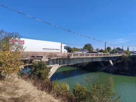 Un nou pod din județul Bacău riscă să se prăbușească: podul de la Racova se rupe bucată cu bucată Un nou pod din județul Bacău riscă să se prăbușească: podul de la Racova se rupe bucată cu bucată