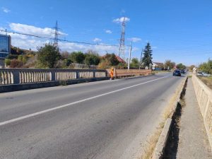 Un nou pod din județul Bacău riscă să se prăbușească: podul de la Racova se rupe bucată cu bucată