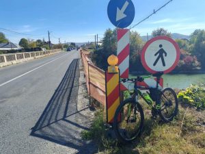 Un nou pod din județul Bacău riscă să se prăbușească: podul de la Racova se rupe bucată cu bucată