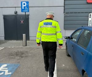 Zeci de șoferi din Bacău amendați pentru ocuparea abuzivă a locurilor de parcare destinate persoanelor cu dizabilități 1 Zeci de șoferi din Bacău amendați pentru ocuparea abuzivă a locurilor de parcare destinate persoanelor cu dizabilități