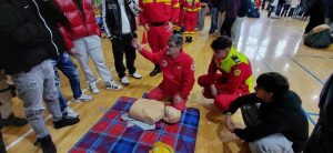 Tineri participând la curs de resuscitare în Bacău, în cadrul evenimentului ștafeta resuscitării.