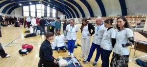 Tineri participând la curs de resuscitare în Bacău, eveniment educațional.