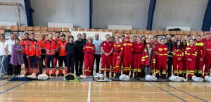 Tineri și instructori participând la cursul de resuscitare în Bacău.