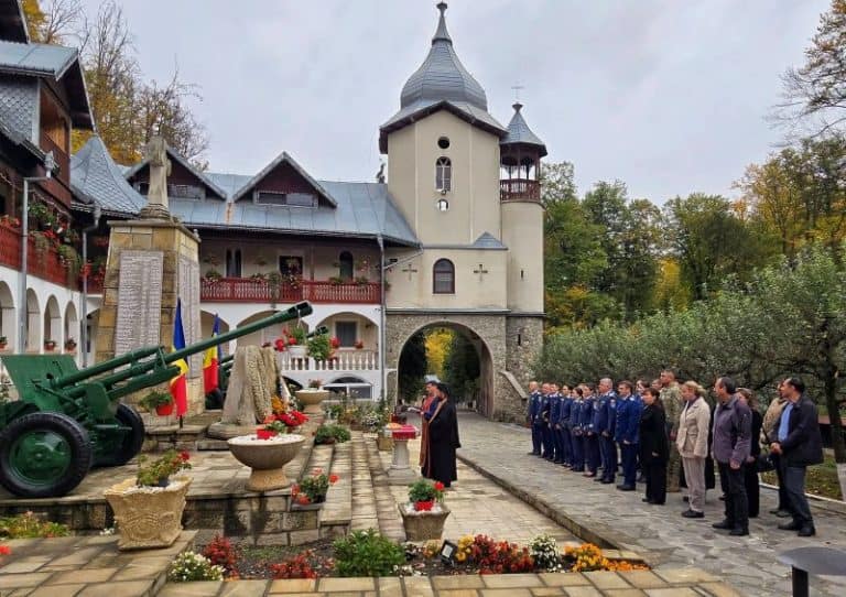 Punte între cer și pământ: Lecție de istorie și onoare predată de aviatorii băcăuani la Monumentul Eroilor de la Mănăstirea „Înălțarea Sfintei Cruci” din Brusturi