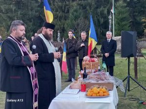 Eveniment solemn cu preot si oficiali langa masa cu bunuri si fructe.