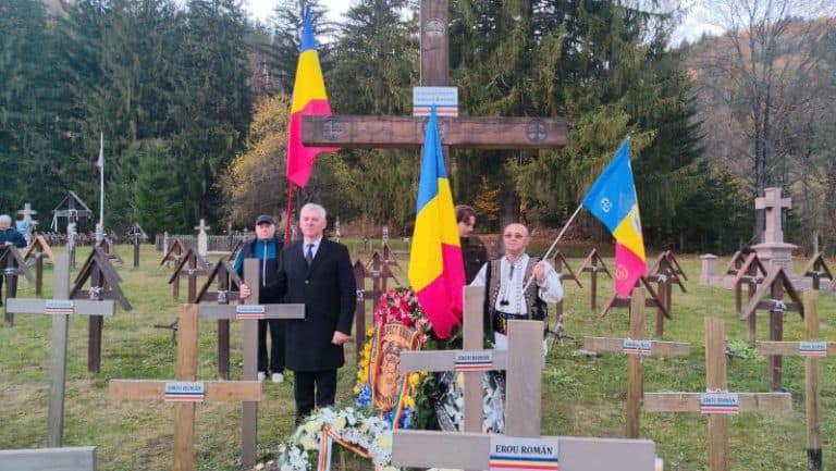 Valea Uzului/ Români din toată țara au omagiat militarii căzuți pe câmpul de luptă, de Ziua Armatei (Foto)