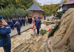 Soldați în uniformă albastră la ceremonial militar la monumentul eroilor.