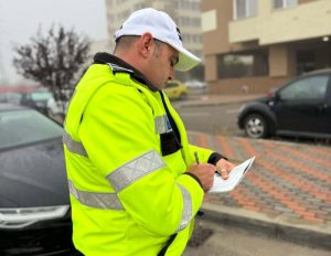 Atenție unde parcați în Bacău: Poliția a aplicat zeci de amenzi și cere datele a 79 de proprietari de mașini 4 Agent supraveghere rutieră verificând documente pe stradă.