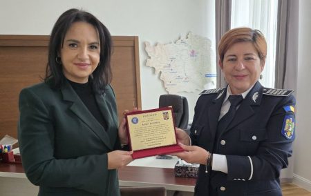 Polițistă din Bacău primind un premiu de la prefect.