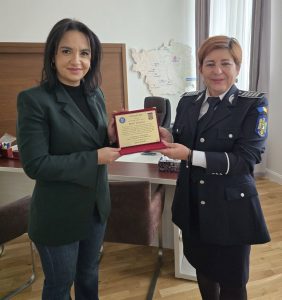 Polițistă din Bacău, felicitată de prefect după ce a identificat și predat autorităților o persoană urmărită