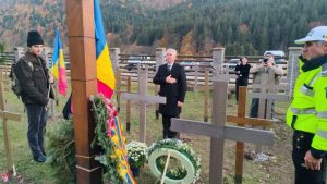 Moment de reculegere la masiva cimitir cu cruci, în prezența oficialilor români.
