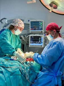 Spitalul Județean de Urgență Bacău, în top 5 național la evaluarea serviciilor medicale și pe primul loc la numărul de pacienți respondenți 2 Echipă medicală în sală de operații cu aparatură modernă și monitorizare.