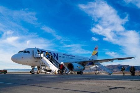 Orarul de iarnă la Aeroportul „George Enescu” Bacău: mai multe curse spre Londra, Roma, Torino, Milano și Dublin Avion pe pistă la Aeroportul George Enescu Bacău cu scara de îmbarcare.