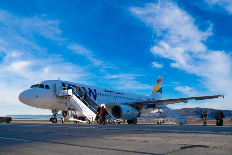 Orarul de iarnă la Aeroportul „George Enescu” Bacău: mai multe curse spre Londra, Roma, Torino, Milano și Dublin Avion pe pistă la Aeroportul George Enescu Bacău cu scara de îmbarcare.
