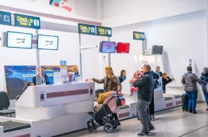 Orarul de iarnă la Aeroportul „George Enescu” Bacău: mai multe curse spre Londra, Roma, Torino, Milano și Dublin 4 Zonă de check-in la Aeroportul George Enescu Bacau cu oameni în așteptare.