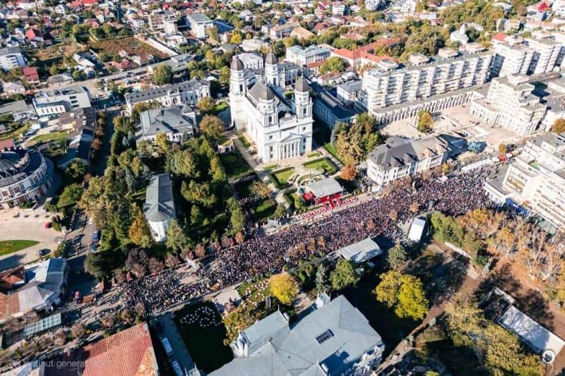 Peste 300.000 de pelerini sunt așteptați la Iași de Sfânta Parascheva. Jandarmeria anunță măsuri stricte de siguranță și un culoar unic de acces FB IMG 1729000461905