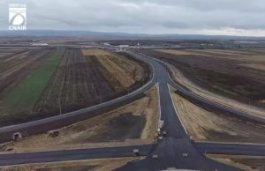 Video/UMB a depășit pragul de 71% pe lotul Săucești- Trifești din A7. Se lucrează la finisaje și sisteme inteligente 1 Lucrări de infrastructură rutieră în curs pe lotul Săucești-Trifești din A7.