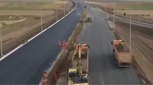 Mobilizare UMB pe Autostrada Moldovei: 49 de kilometri între Bacău-Nord și Mircești se deschid circulației până la finele anului (Video) 3 Mobilizare UMB pe Autostrada Moldovei: 49 de kilometri între Bacău-Nord și Mircești se deschid circulației până la finele anului (Video)