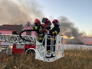 Foto/Incendiu violent la Mănăstirea Cașin: o casă și anexele gospodărești au fost cuprinse de flăcări 3 WhatsApp Image 2026 10 04 at 10.13.58