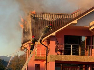 Foto/Incendiu violent la Mănăstirea Cașin: o casă și anexele gospodărești au fost cuprinse de flăcări 2 WhatsApp Image 2026 10 04 at 101.13.58