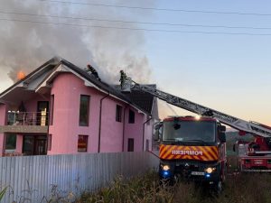 Foto/Incendiu violent la Mănăstirea Cașin: o casă și anexele gospodărești au fost cuprinse de flăcări 1 WhatsApp Image 2026 10 04 at 110.13.58