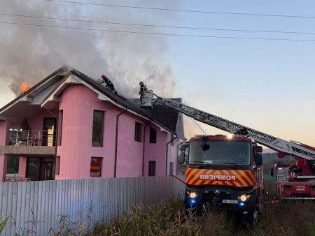 Foto/Incendiu violent la Mănăstirea Cașin: o casă și anexele gospodărești au fost cuprinse de flăcări WhatsApp Image 2026 10 04 at 110.13.58