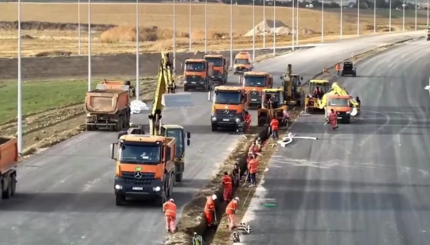 Mobilizare UMB pe Autostrada Moldovei: 49 de kilometri între Bacău-Nord și Mircești se deschid circulației până la finele anului (Video) Mobilizare UMB pe Autostrada Moldovei: 49 de kilometri între Bacău-Nord și Mircești se deschid circulației până la finele anului (Video)