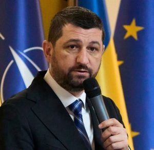 Cap de porc lăsat în fața casei unui cofondator AUR. Marius Lulea a depus plângere penală și îl indică pe George Simion drept suspect 2 Cap de porc lăsat în fața casei unui cofondator AUR. Marius Lulea a depus plângere penală și îl indică pe George Simion drept suspect