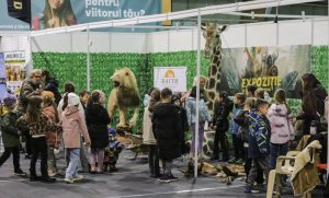Expo Vânătoare și Pescuit în Bacău cu animale și demonstrații pentru vizitatori.