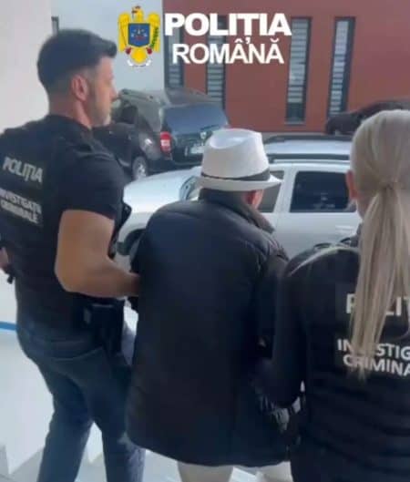 Polițiști români arestează un suspect în centrul Bacăului.